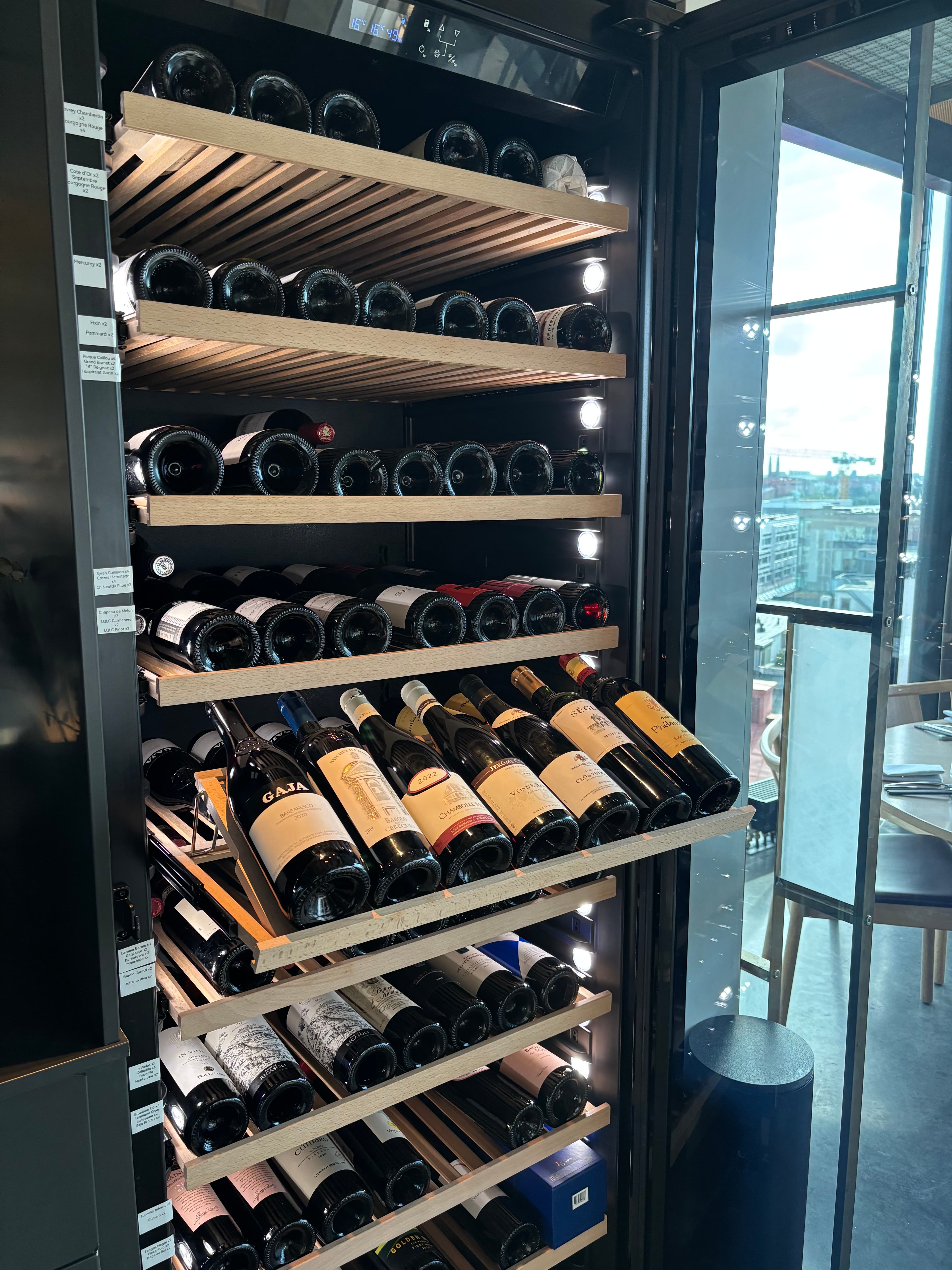 vigneron vinvägg restaurang tak i stockholm