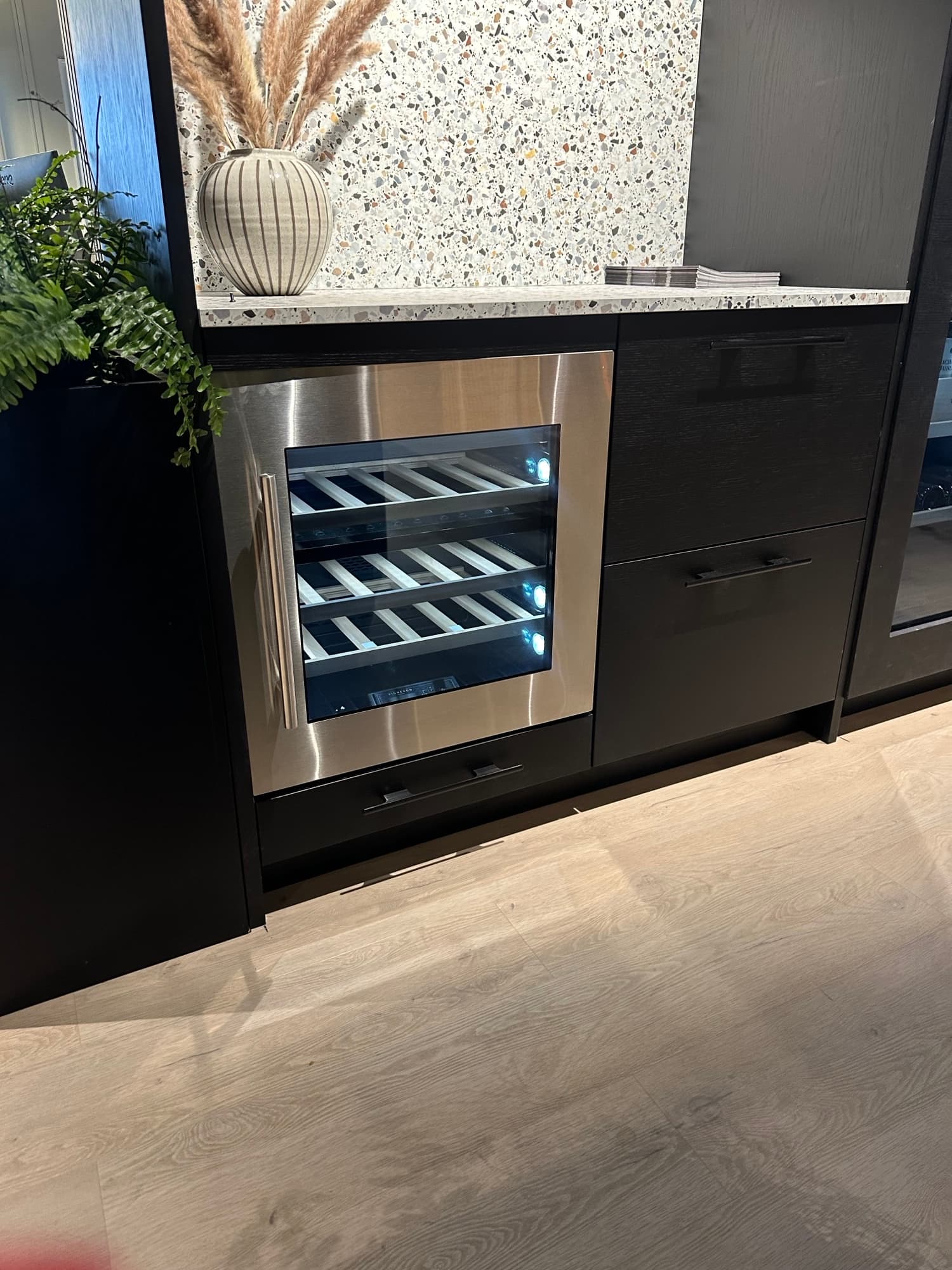 vinkyl inbyggnad i högskåp vigneron